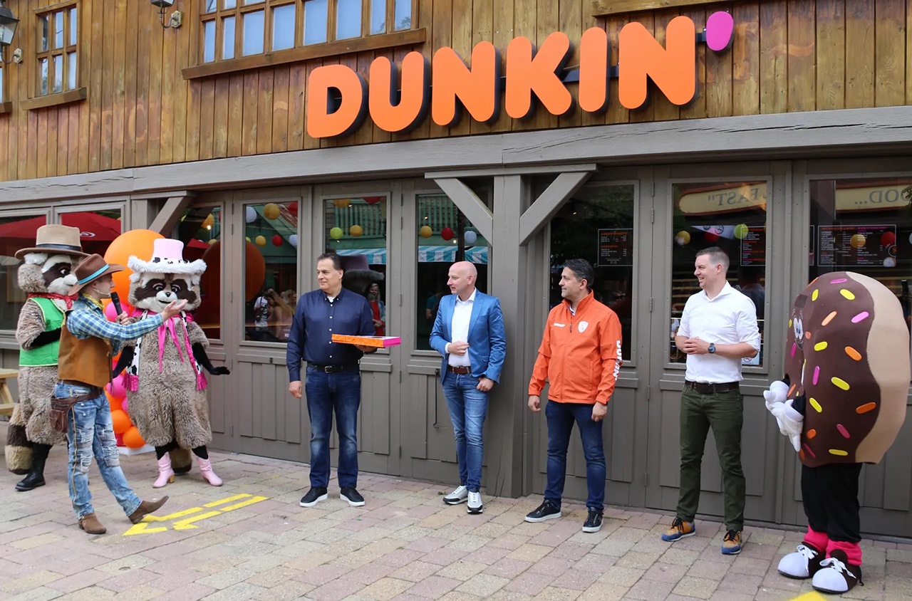 Slagharen ist der erste Vergnügungspark in den Benelux-Ländern, der eine Dunkin'-Filiale besitzt