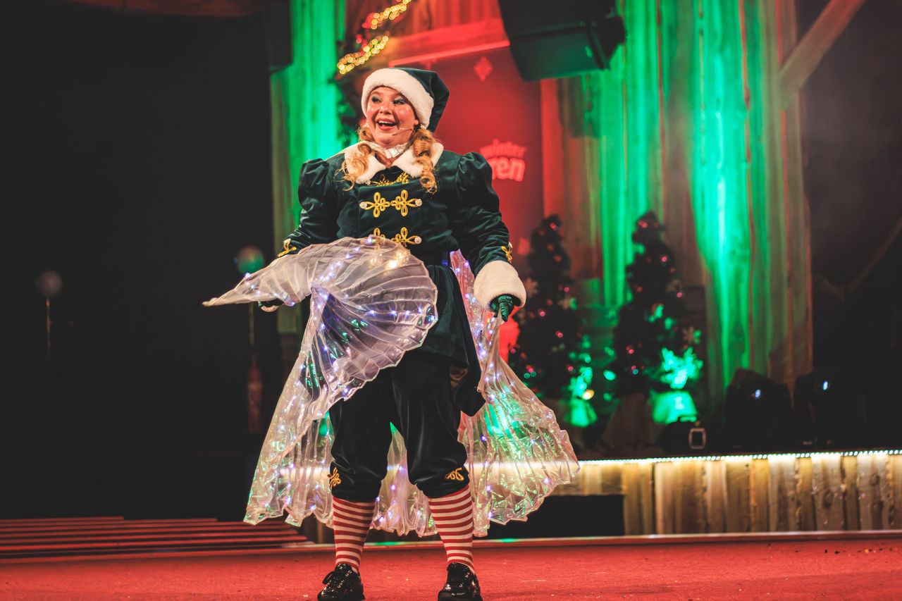 Kerstelf tijdens de Magical Circus Show