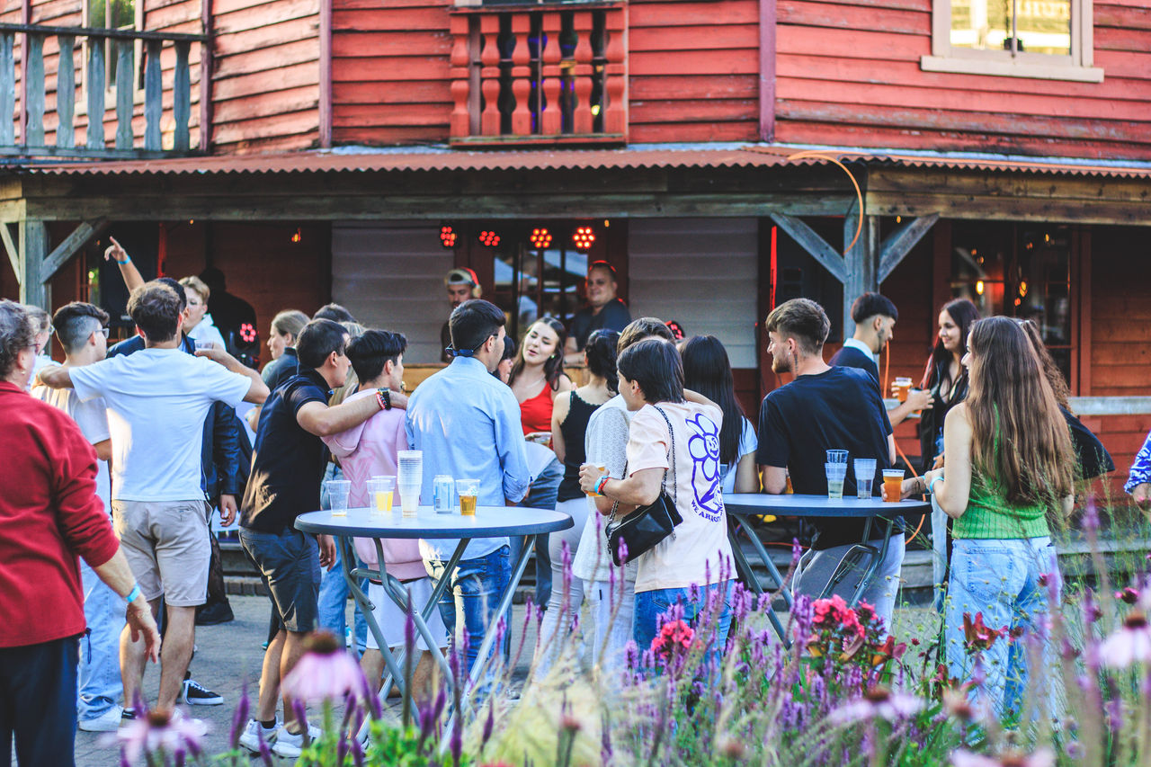 Een pretpark als evenementenlocatie? Ontdek hoe je in Slagharen een bedrijfsuitje, personeelsfeest of groot zakelijk evenement organiseert, van een eigen festivalterrein en feestplein tot exclusieve attractietijd, horeca en entertainment.